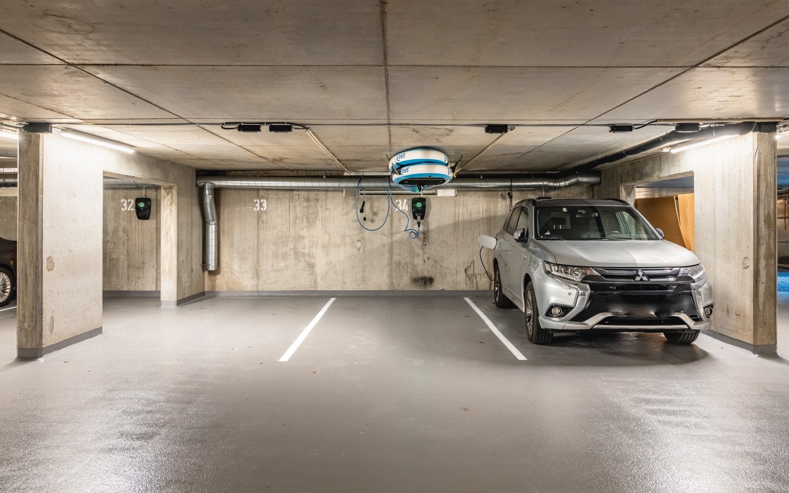 - Garasjeplass i felles lukket garasjeanlegg med enkel tilkomst via heis. Det er installert ladeboks for el-bil på 1 stk. av garasjeplassene som kan brukes av begge plassene om man kjøper plass nr 2 - Galleribilde