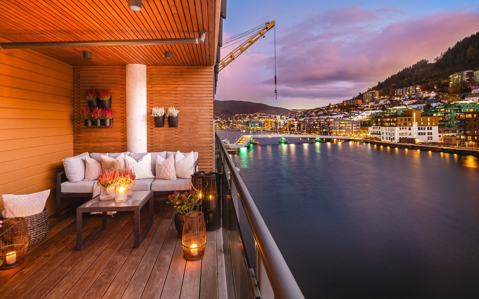 - Det er spotter på altanen. Spottene er perfekt på de mørkeste kveldene hvor man får en veldig fin atmosfære - Galleribilde