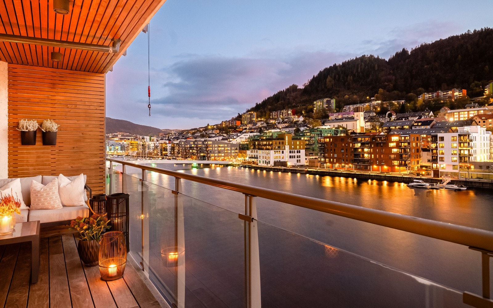 - Det er stikkontakt på altanen sånn at man kan montere varmelampe og/eller ta med musikken ut på altanen - Galleribilde