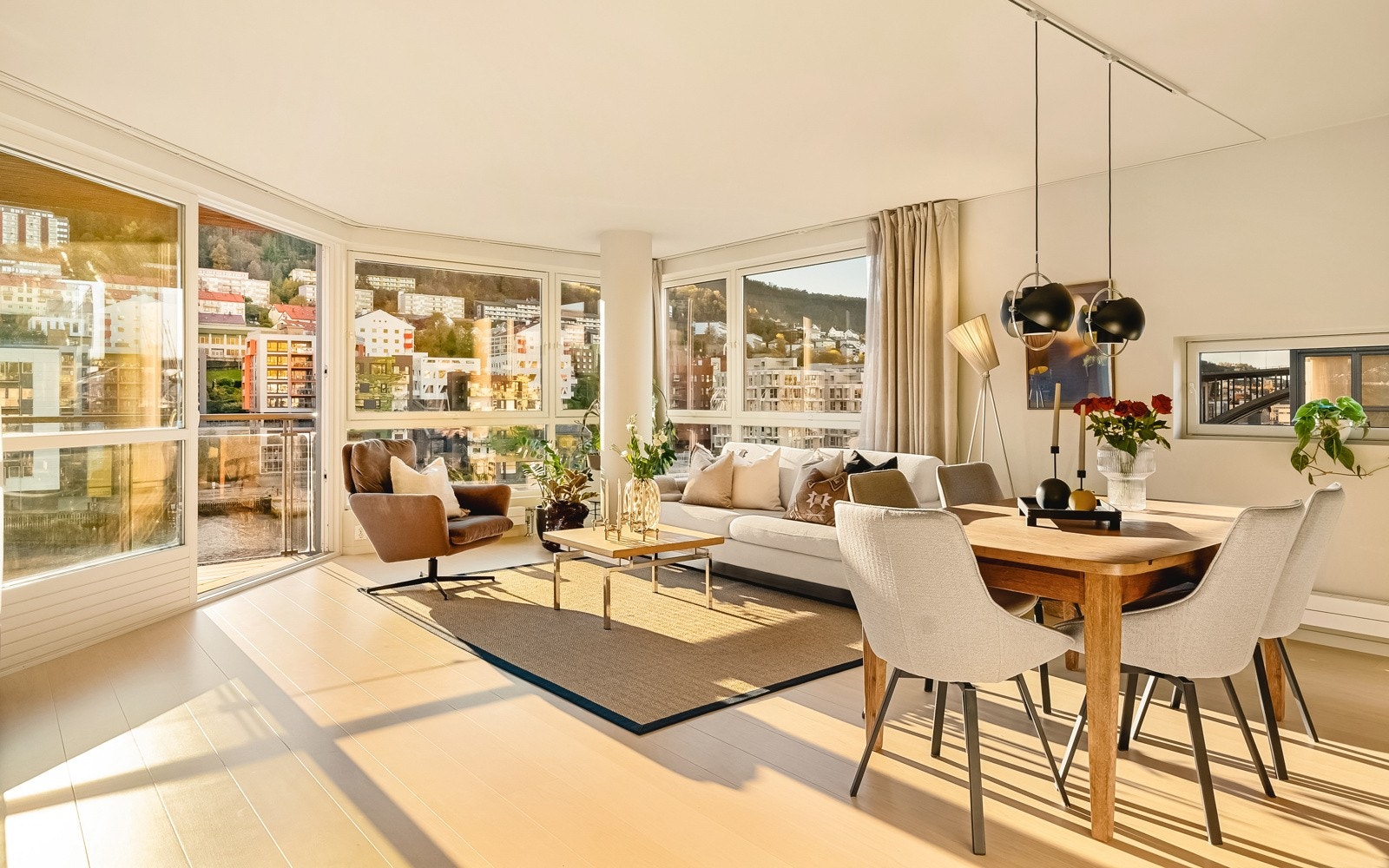 - Stuen er hjertet i leiligheten, beliggende som et sosialt samlingspunkt hvor det er lagt til rette for mange ulike anledninger - Galleribilde