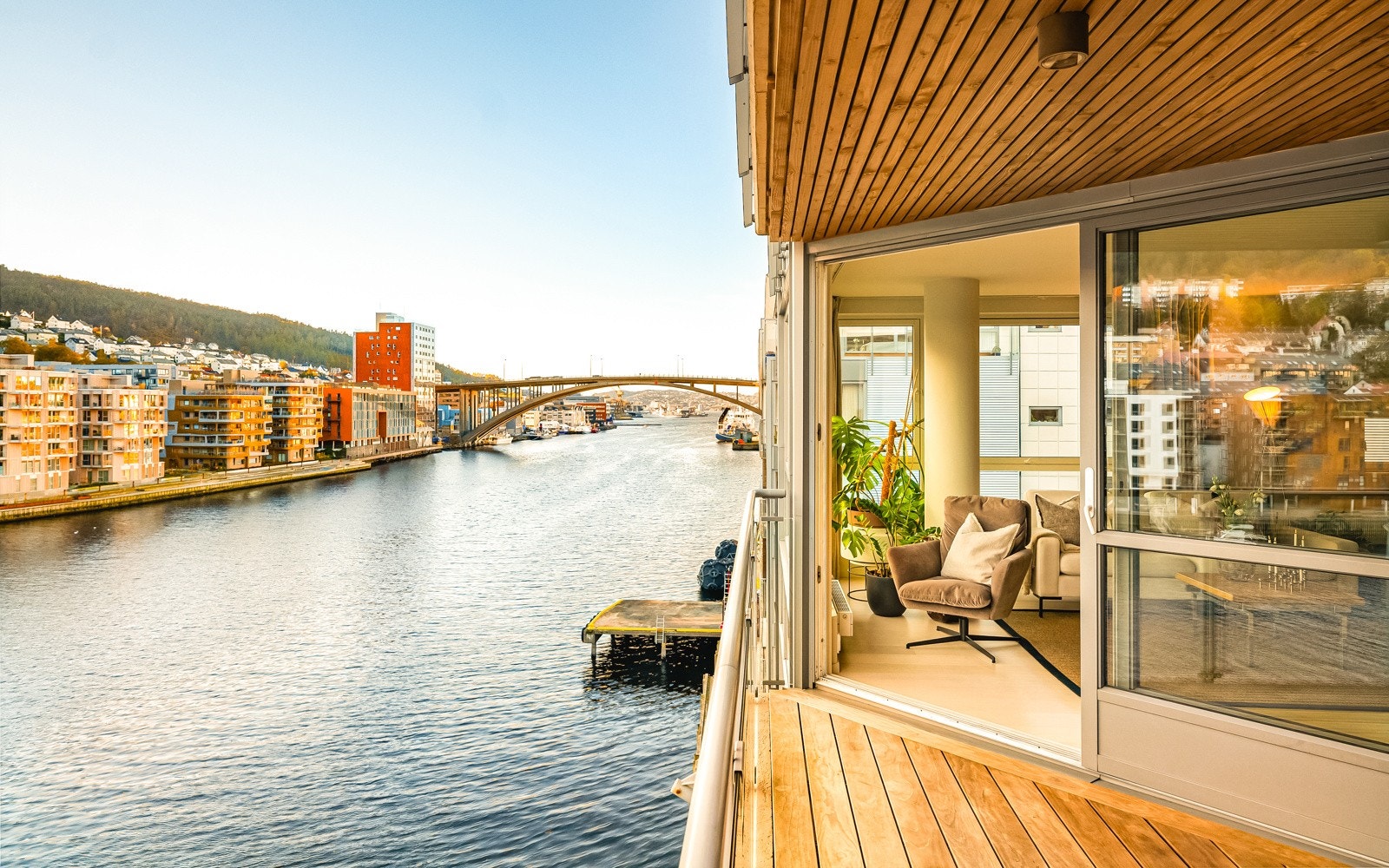 - Både vegger og himling er oppgradert som skaper et lunt inntrykk på altanen - Galleribilde