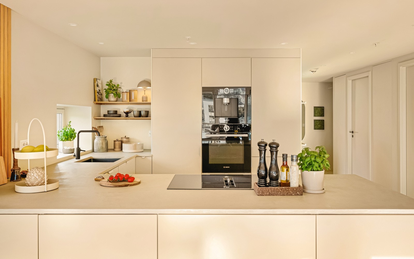 - Moderne kjøkken nytt i 2021. Innredningen har slette fronter i beige som tilfører rommet varme og en subtil, jordnær følelse - Galleribilde