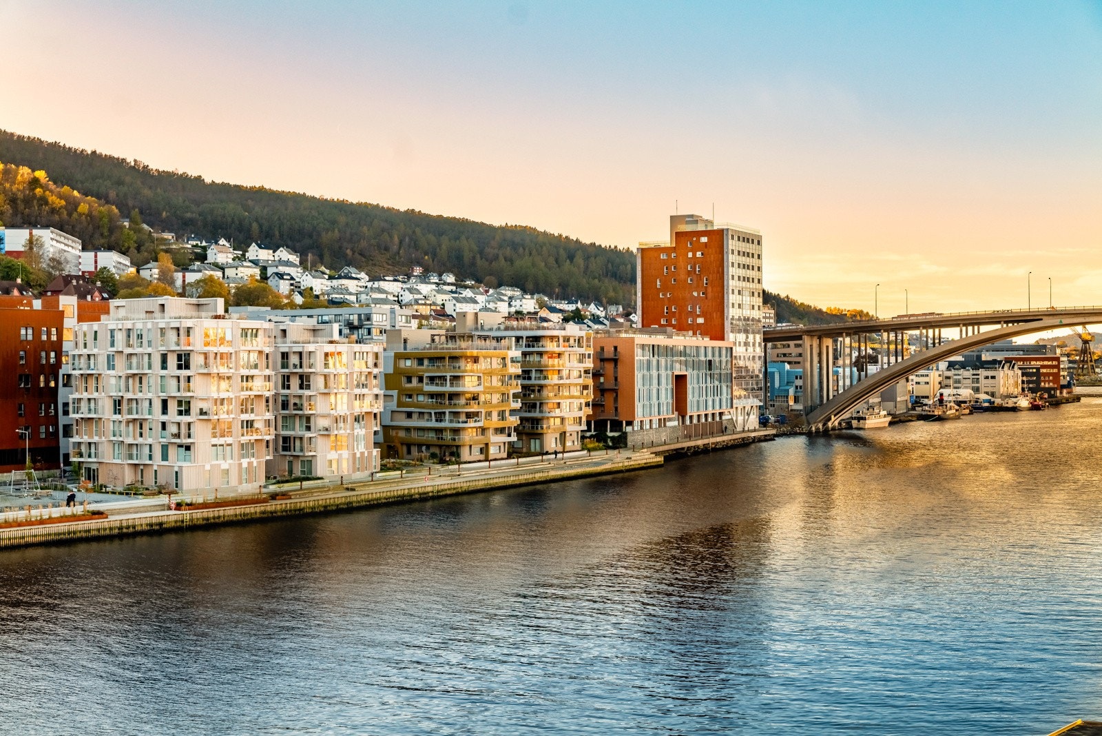 - På ekstra varme dager kan man enkelt ta heisen ned for et forfriskende bad fra kaien som ligger rett under leiligheten - Galleribilde