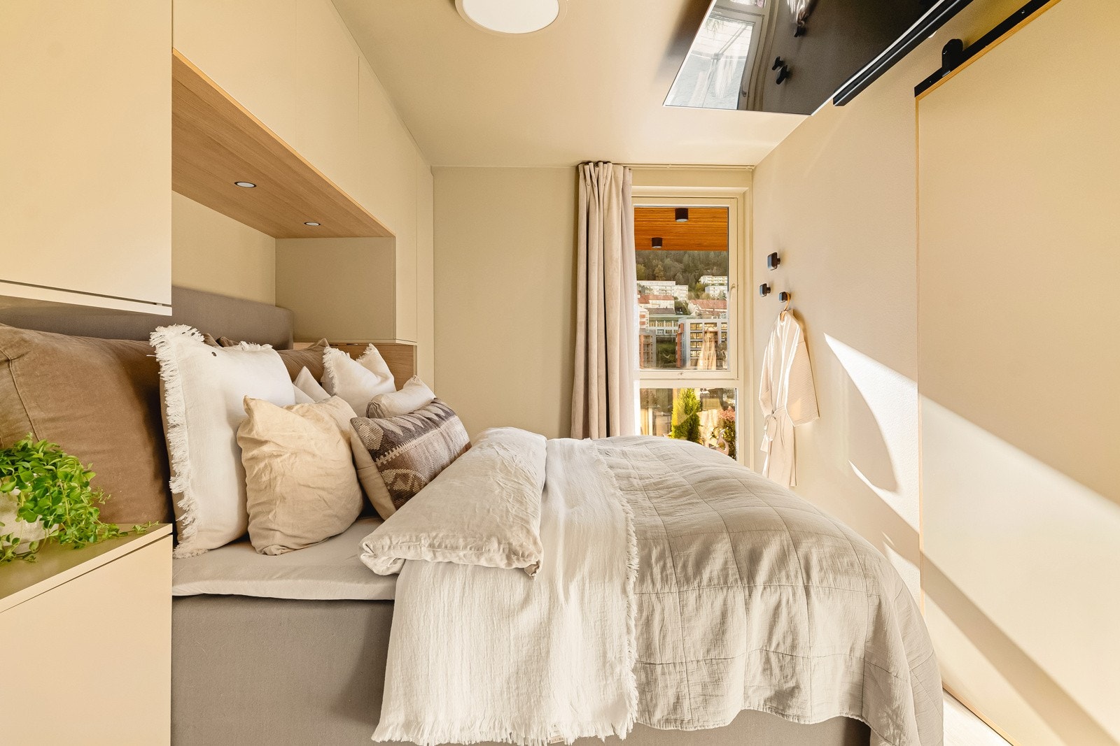 - Herlig utsikt fra soveromsvindu - Galleribilde