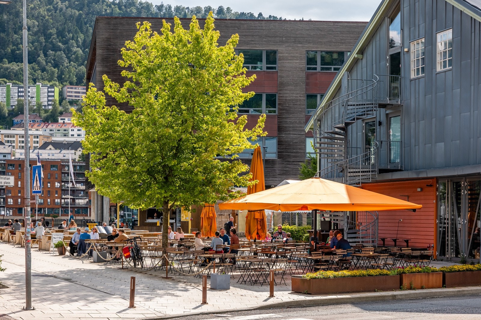 - Populære Bergen Kaffebrenneri og Cornerteateret ligger rett ved siden av bygget og er en ypperlig plass å møte venner - Galleribilde