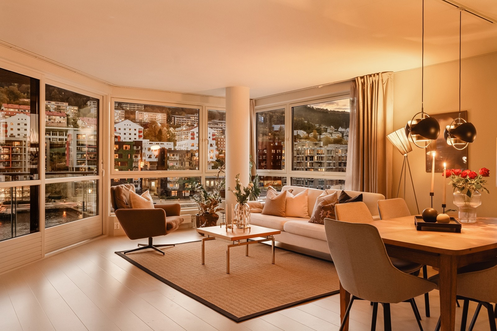 - Leiligheten er oppgradert med blant annet nytt gulv og nymalte overflater i 2021. Alle vinduskarmer er gjort listefrie - Galleribilde