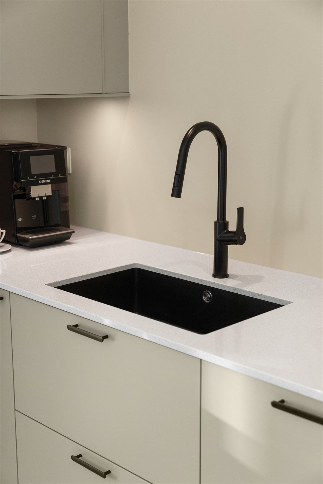 Kjøkkenet er utstyrt med komfyrvakt, automatisk vannstoppsystem og kjøkkenventilator med kullfilter. Galleribilde