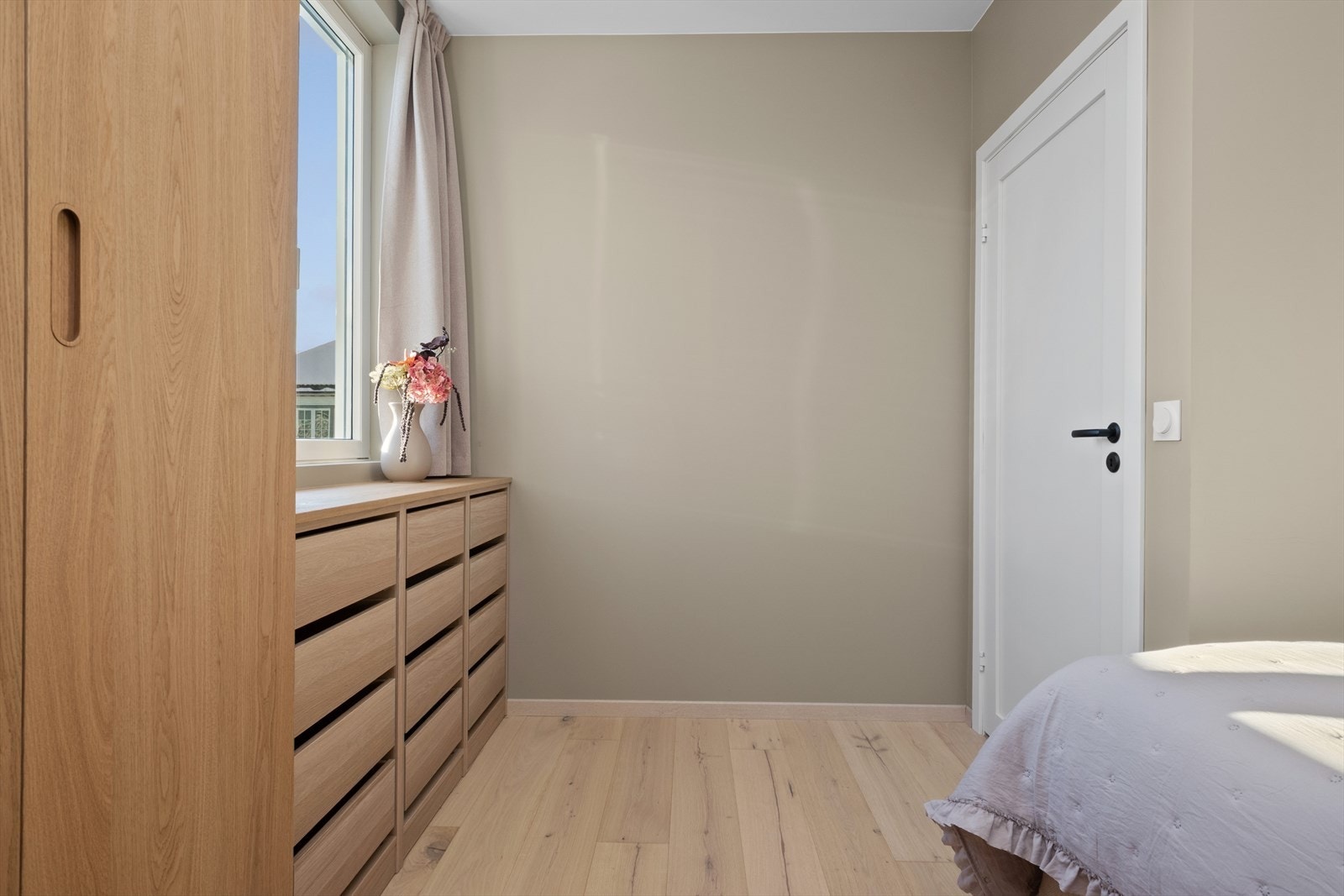 Leiligheten har gjennomgående materialvalg som gir en rød tråd. Galleribilde