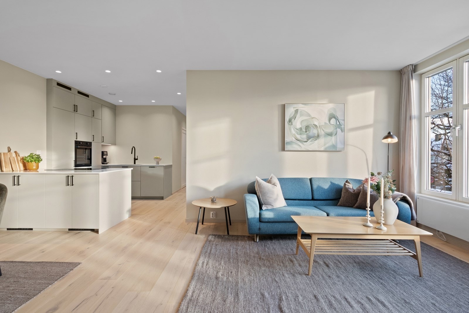 Det er parkettgulv i alle oppholdsrom, samt slette, malte flater på vegger og i tak. Leiligheten er holdt i len ys og tidsriktig fargetone som gir et helhetlig og behagelig preg. Galleribilde