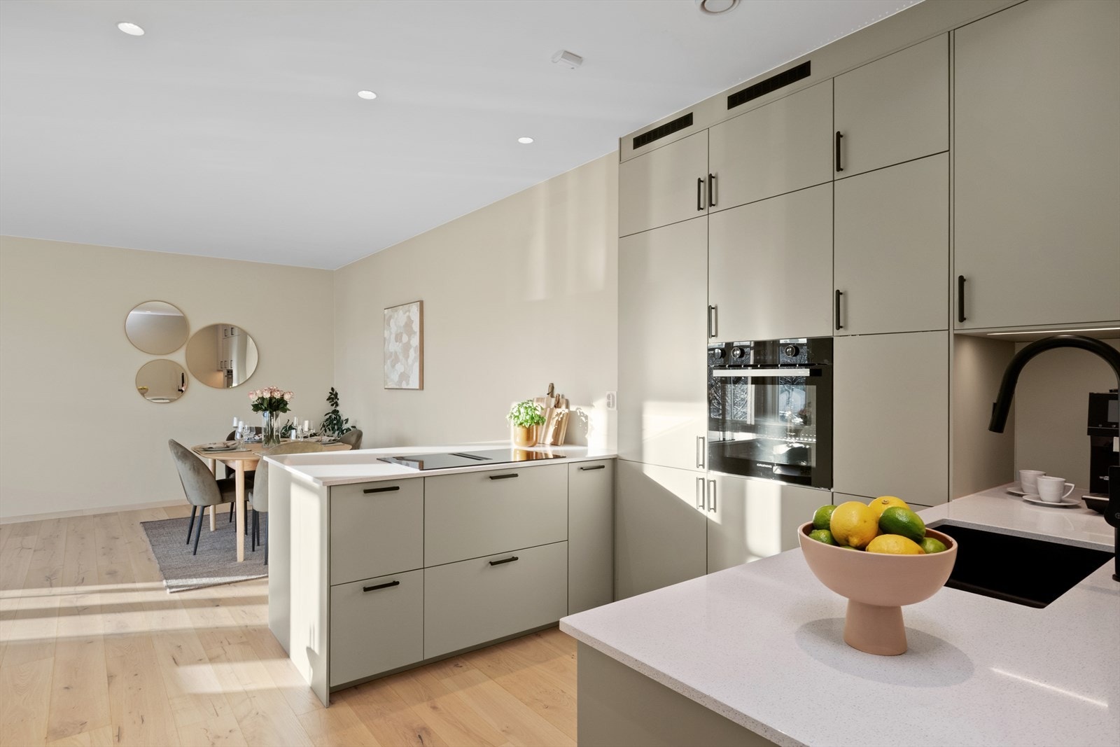 Kjøkkenet har rikelig med skap- og benkeplass. Galleribilde