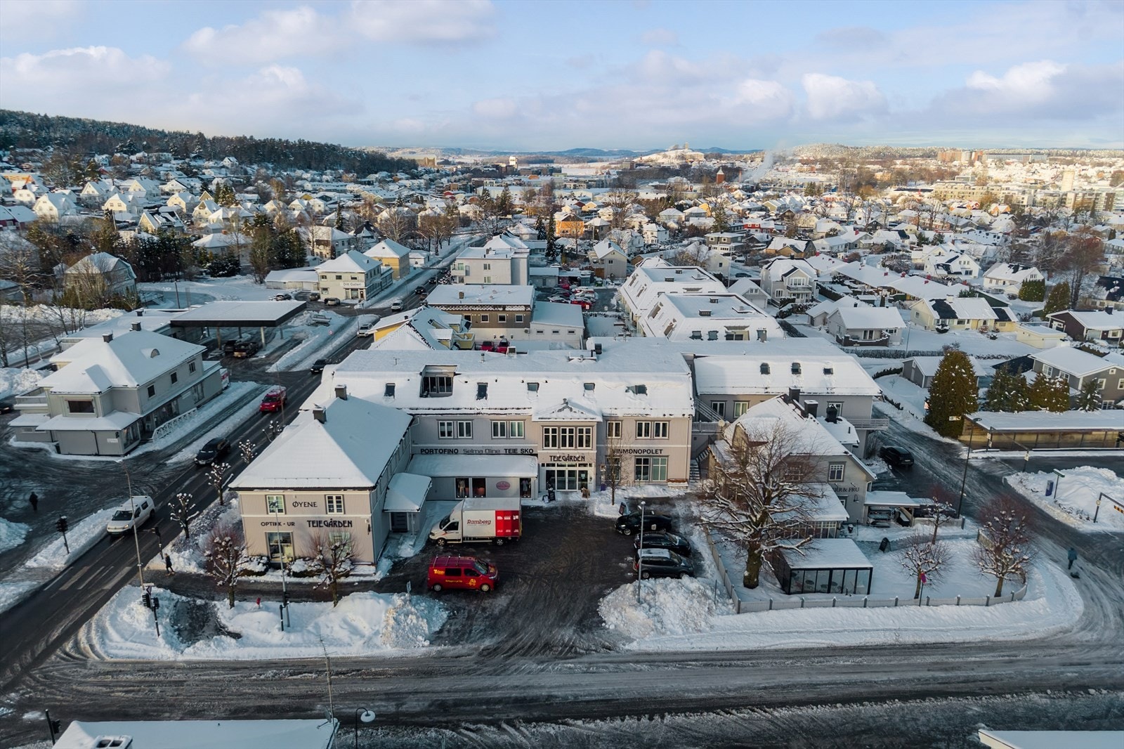 Fra eiendommen er det kort vei til barnehage, barneskole og ungdomsskole, samt bussholdeplass. Galleribilde