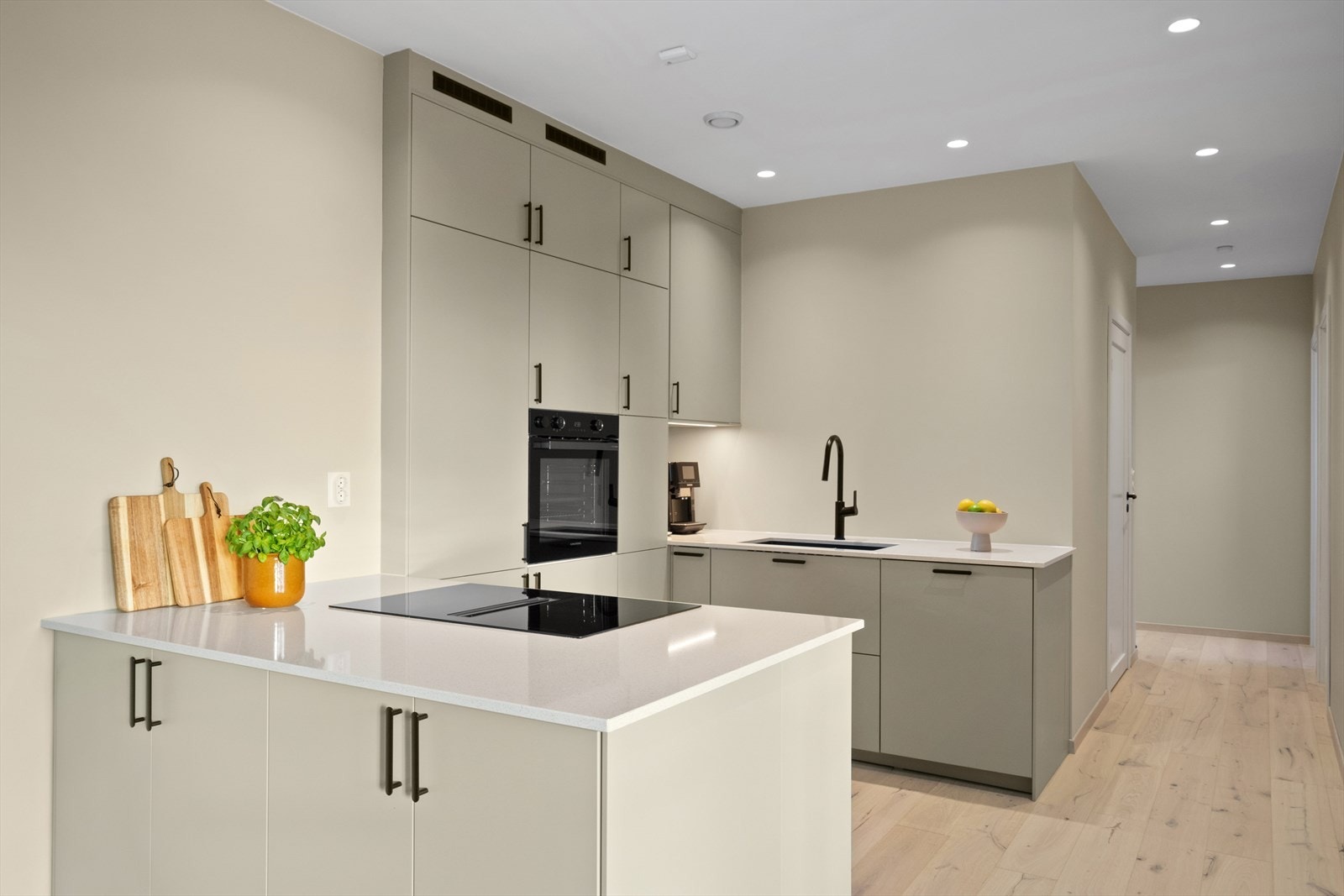 Kjøkkenet er nytt og moderne fra 2025, montert i en praktisk U-form med barløsning. Innredningen har glatte fronter og benkeplatene er av stein. Galleribilde