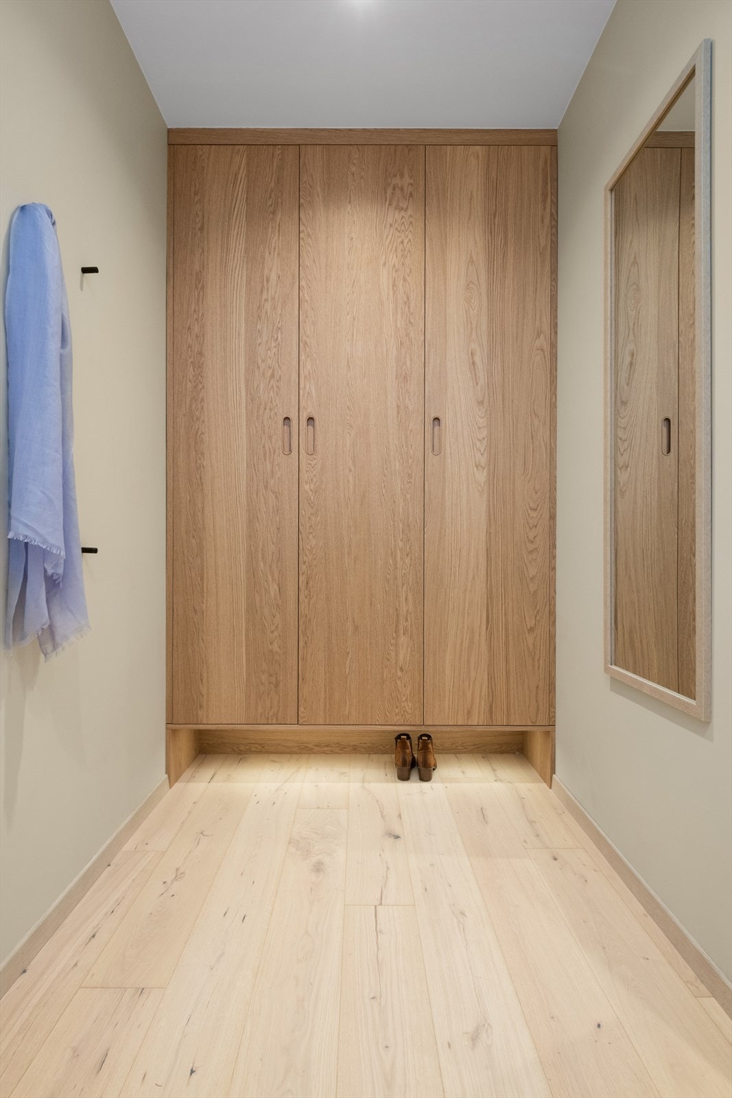 Her får du god plass for oppbevaring av yttertøy. Galleribilde