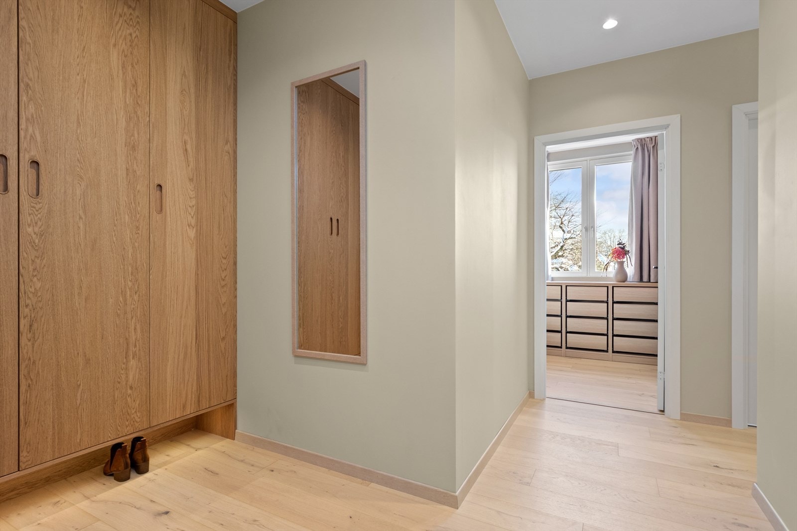 Leiligheten har en innbydende entré/gang med god plass til oppbevaring av yttertøy. Galleribilde