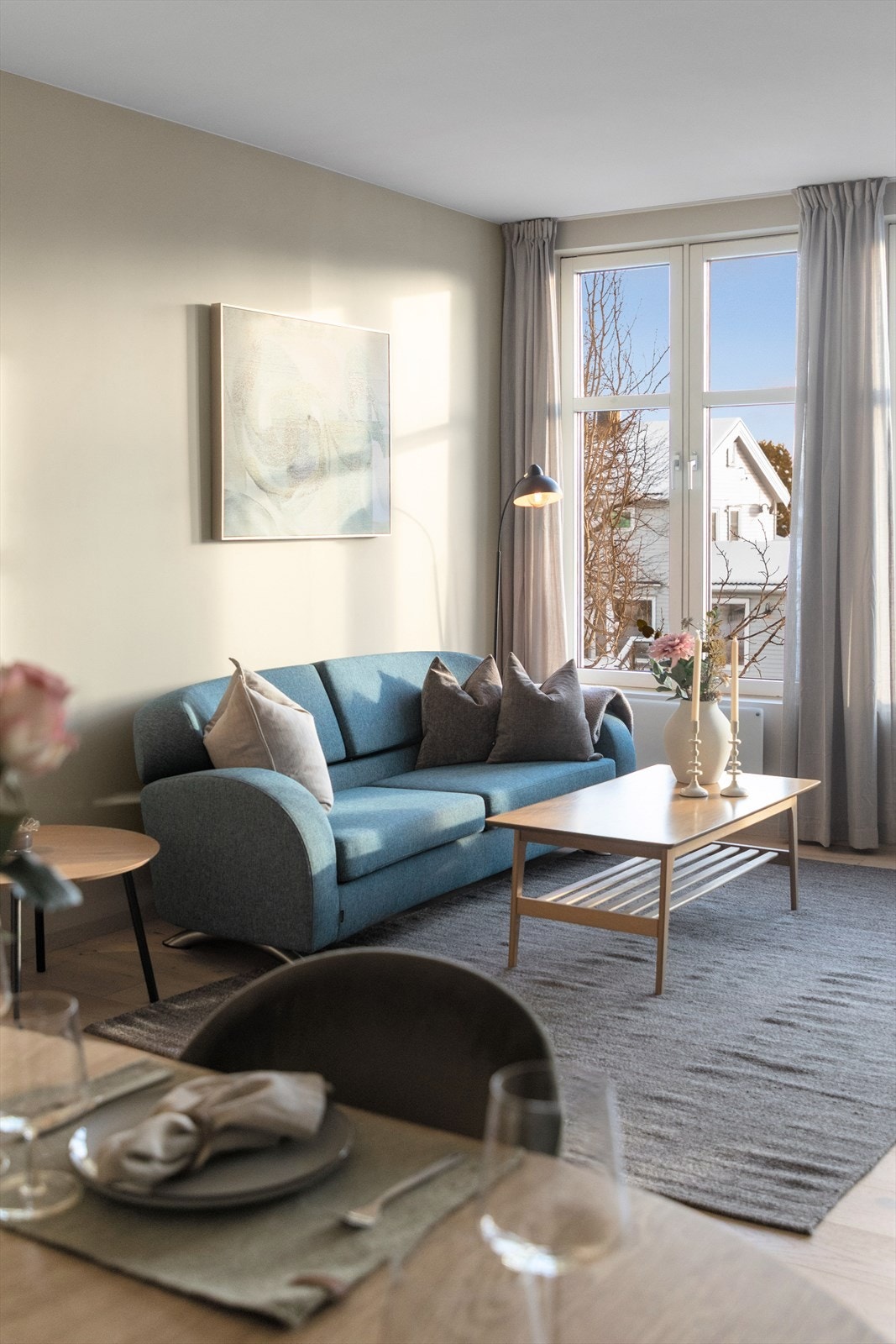 Store vindusflater slipper inn rikelig med naturlig lys og skaper en luftig atmosfære. Galleribilde