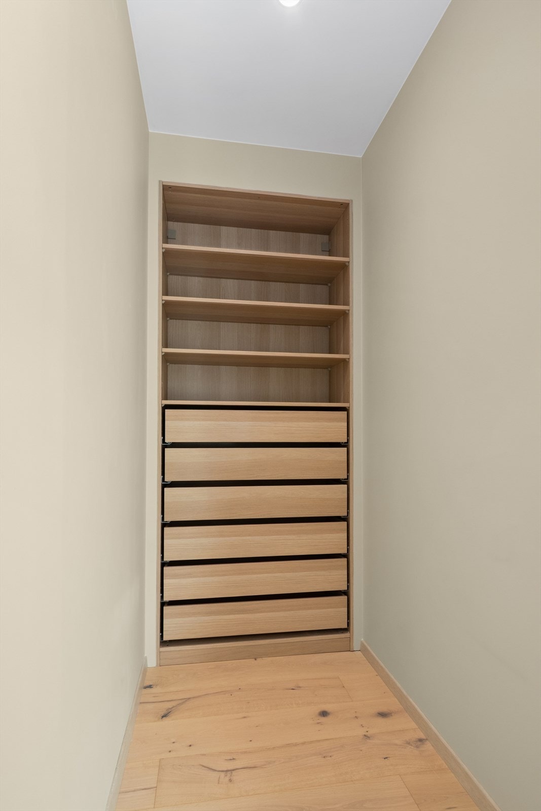 I tillegg til bod i kjeller, har leiligheten også en ekstra bod i leiligheten. Også her er det godt med lagringsplass. Galleribilde