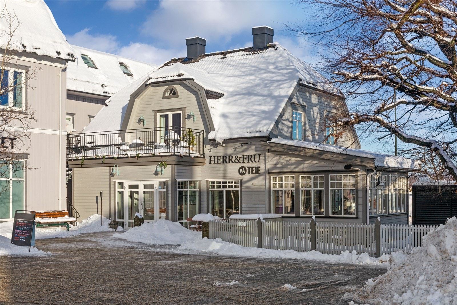 Herr & Fru er kjent for å ha god mat og hyggelige konserter på sommerstid. Galleribilde