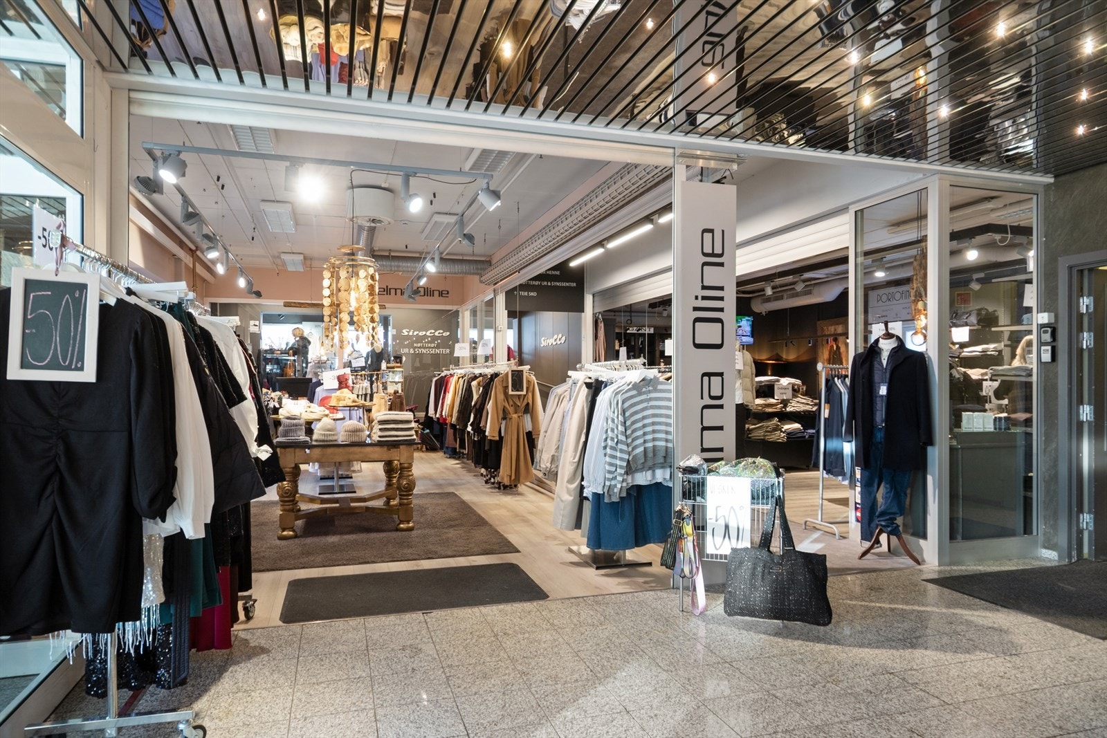 I samme bygg som leiligheten finner man blant annet klesbutikk, skobutikk, vinmonopol og tannlege. Galleribilde