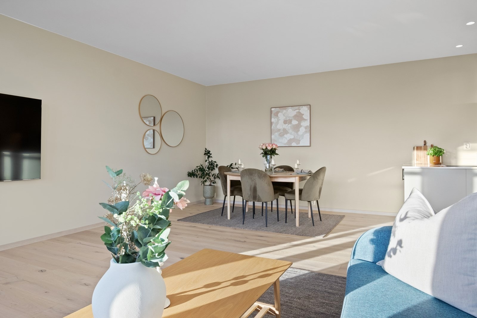 Leiligheten fremstår med gjennomgående god og moderne standard. Galleribilde