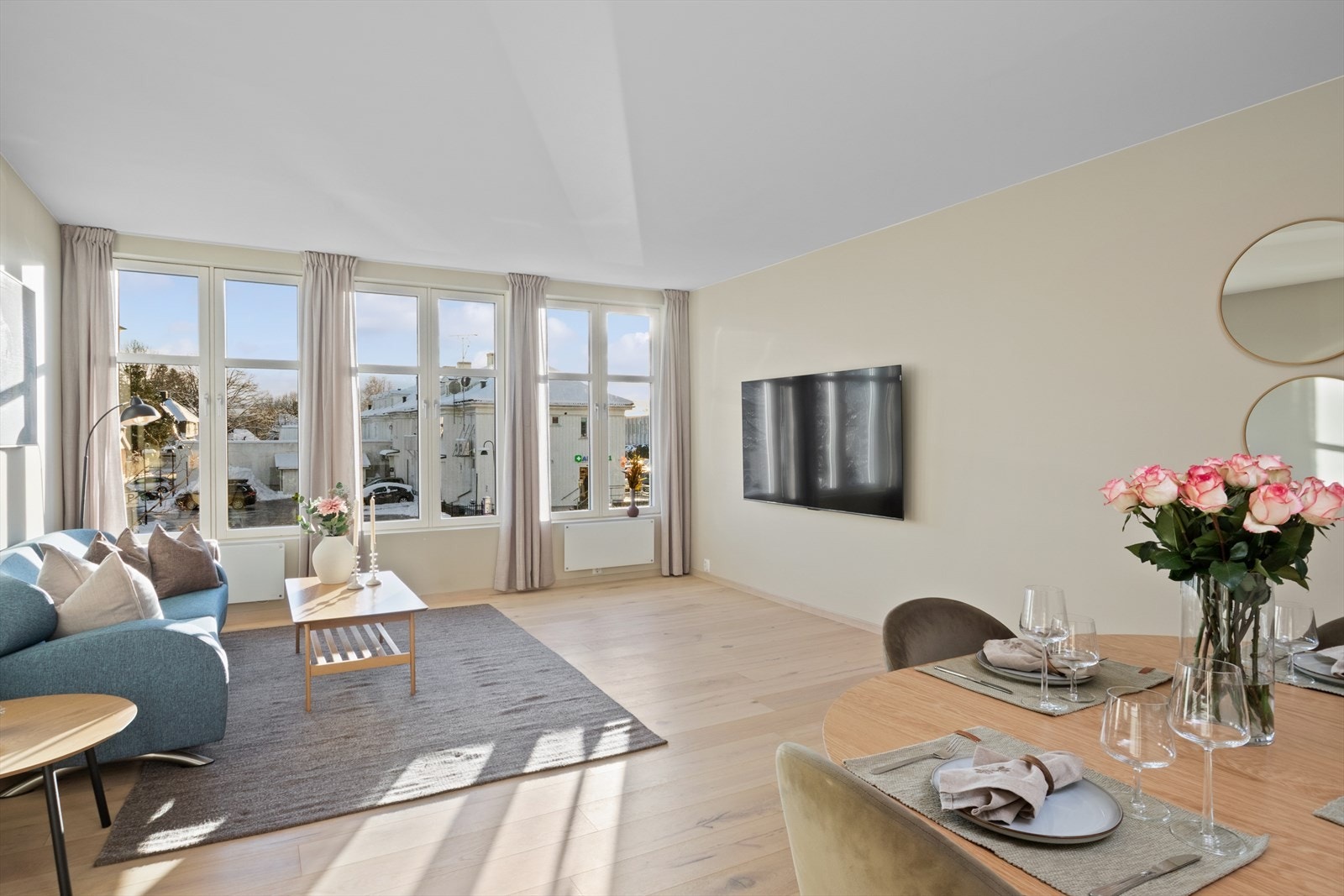 Åpen stue- og kjøkkenløsning som skaper en romslig og sosial sone. Galleribilde