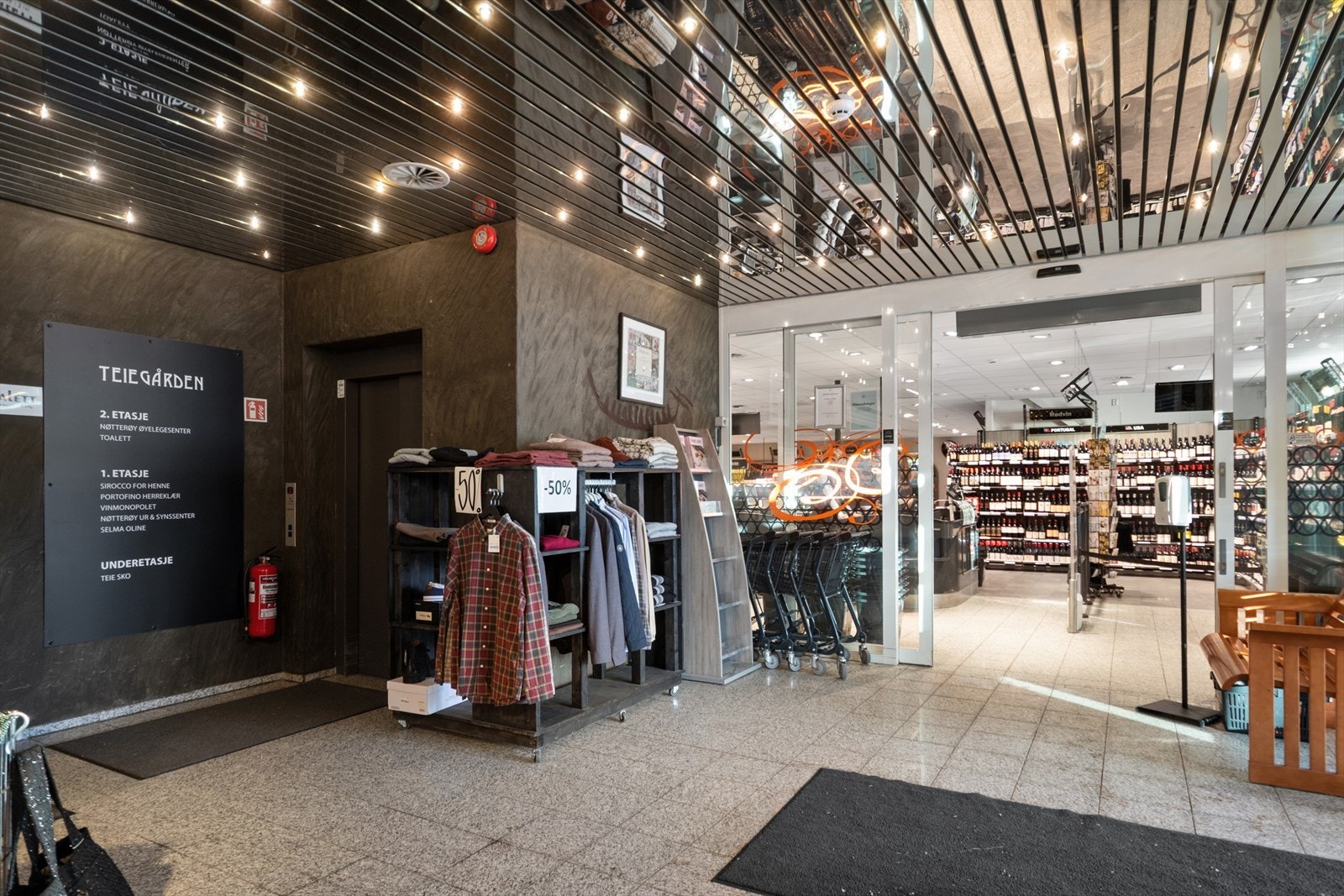 På Teie finner man mange forskjellige sentrumsfunksjoner som bl.a. blomsterbutikk, flere forretninger, vinmonopol, apotek, samt flere hyggelige kaféer og spisesteder. Galleribilde