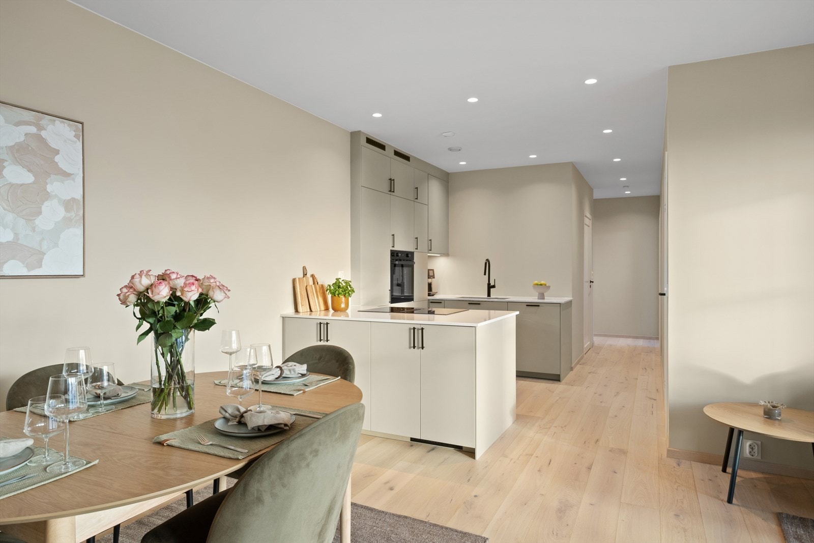 Rommet har ekstra dype downlights i taket som gir behagelig belysning. Galleribilde