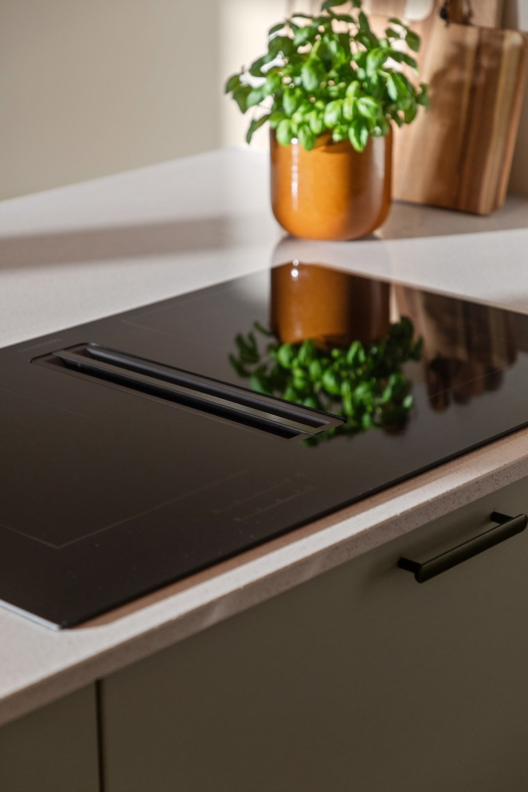 Det er integrerte hvitevarer bestående av kjøl/fryseskap, oppvaskmaskin, platetopp og stekeovn. Disse medfølger handelen. Galleribilde