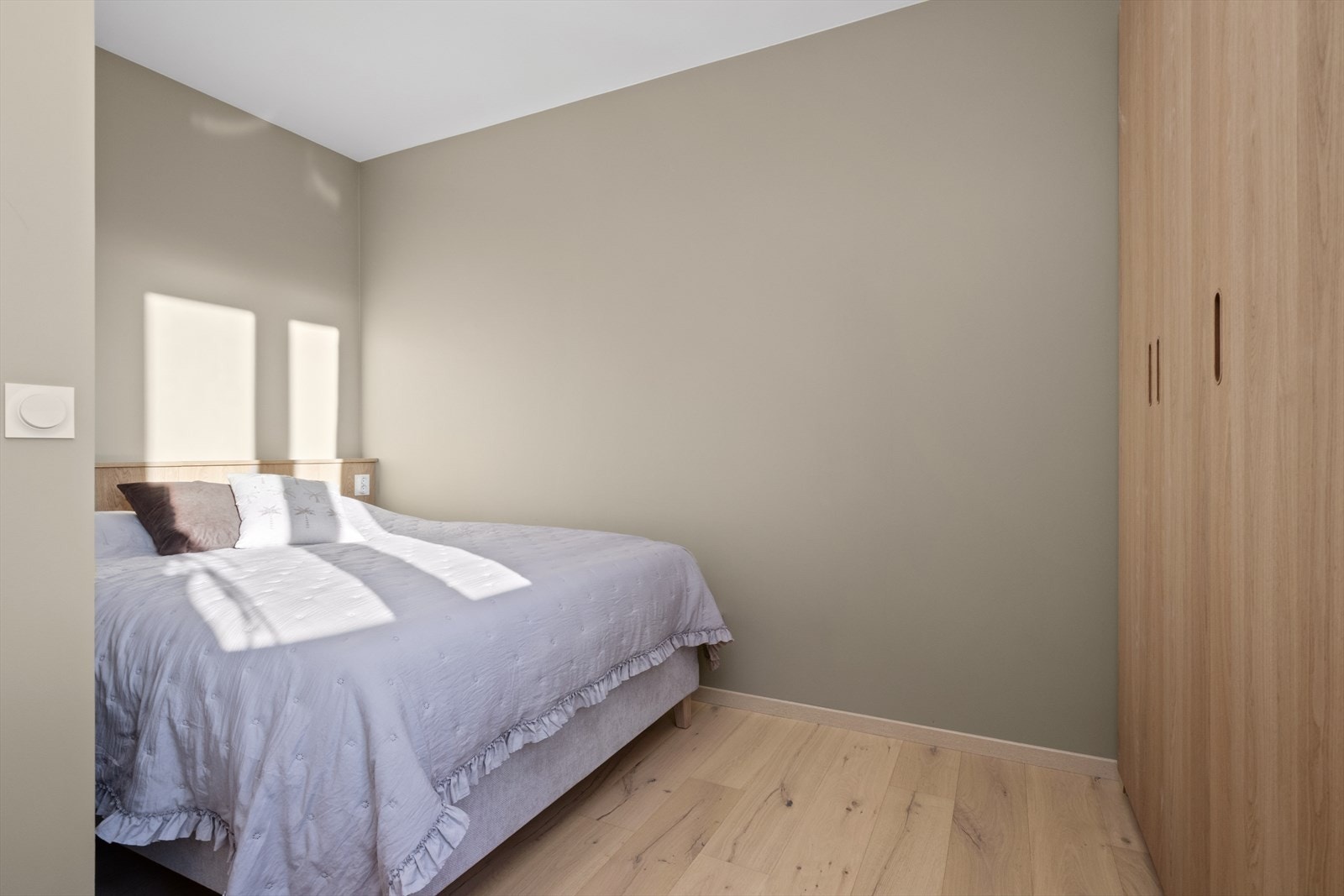 Soverom 1. Leiligheten har to romslige soverom som gir gode muligheter for fleksibel bruk. Galleribilde