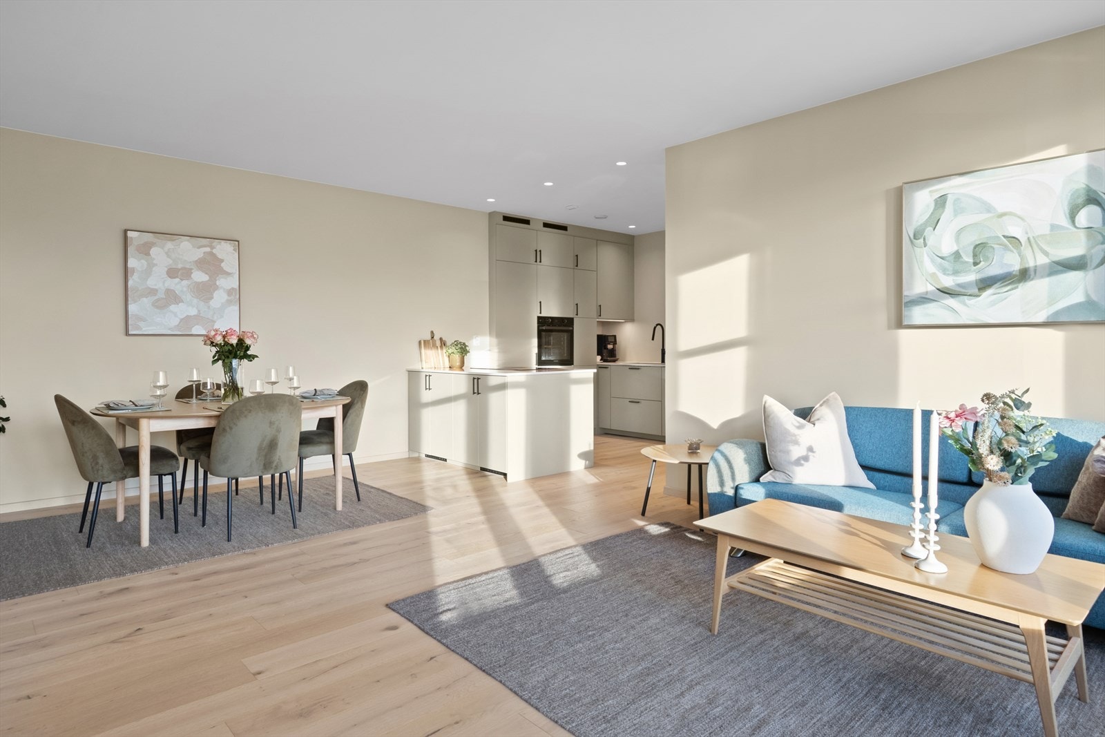 Nåværende eiere har pusset opp leiligheten i 2025 med nytt bad, nytt kjøkken, nye vannledninger, nye overflater og nye innerdører. Galleribilde