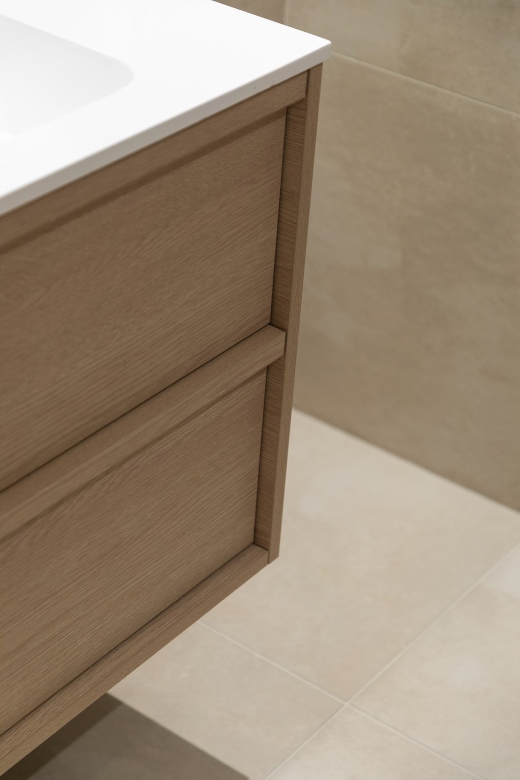 Rommet er innredet med nedfelt servant, speil med integrert belysning, veggmontert toalett og dusjhjørne med dusjvegger. Det er tilrettelagt med opplegg for vaskemaskin. Galleribilde