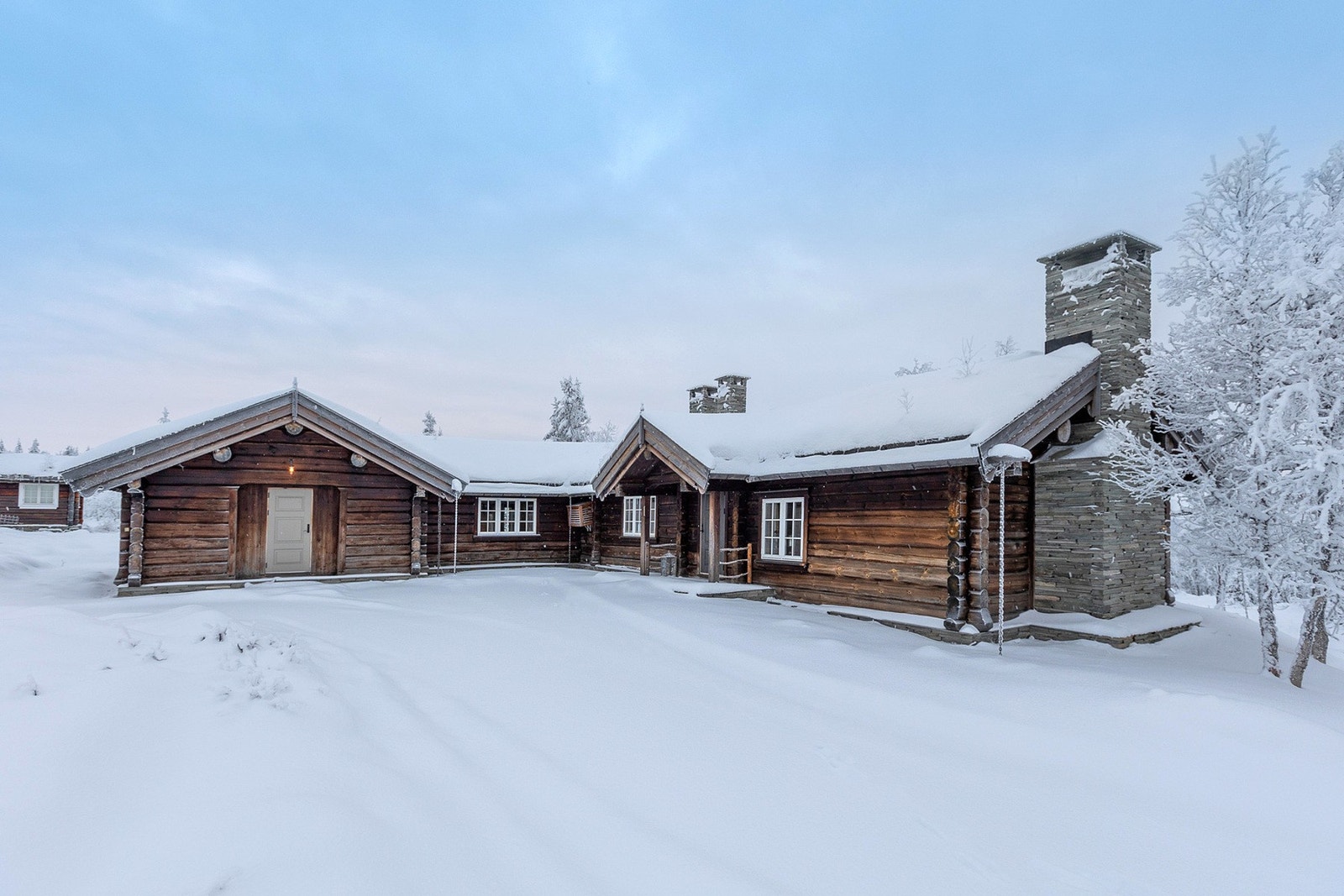Her er det god plass til parkering på egen tomt. Galleribilde