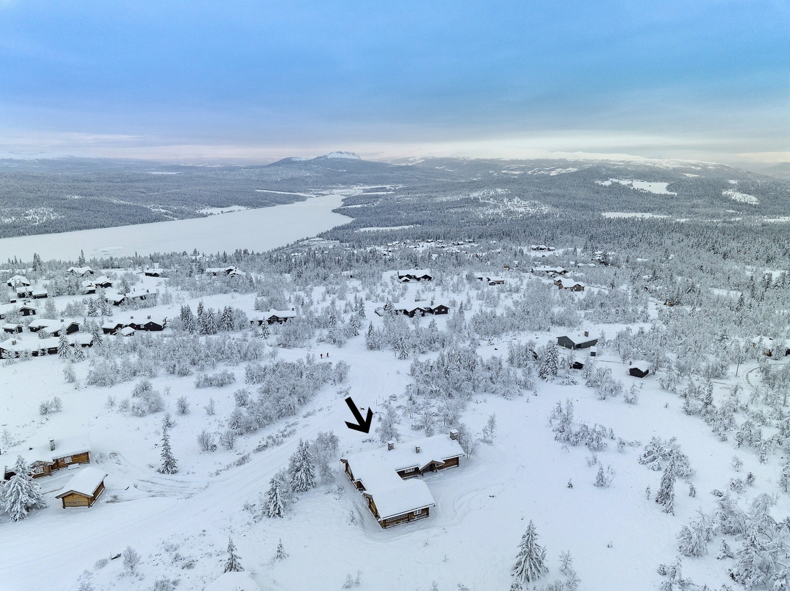 Hytta er vakkert plassert på et høydedrag med vidstrakt og stemningsfull utsikt over speilblanke Gålåvatnet og majestetiske Jotunheimen og Rondane. Galleribilde