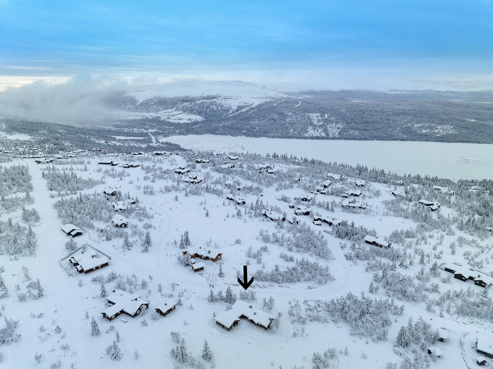 For alpintinteresserte ligger Gålå Alpinanlegg kun få minutter unna, kjent for stabile snøforhold og familievennlige bakker. Det nye skitrekket på Valsfjell åpnet i desember 2025 og gir ytterligere spennende muligheter for både store og små. Galleribilde