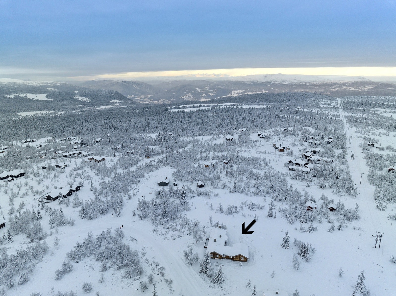 Sommerstid byr området på flotte tur- og sykkelmuligheter i variert fjellnatur, med merkede stier og naturopplevelser rett utenfor døren. Galleribilde