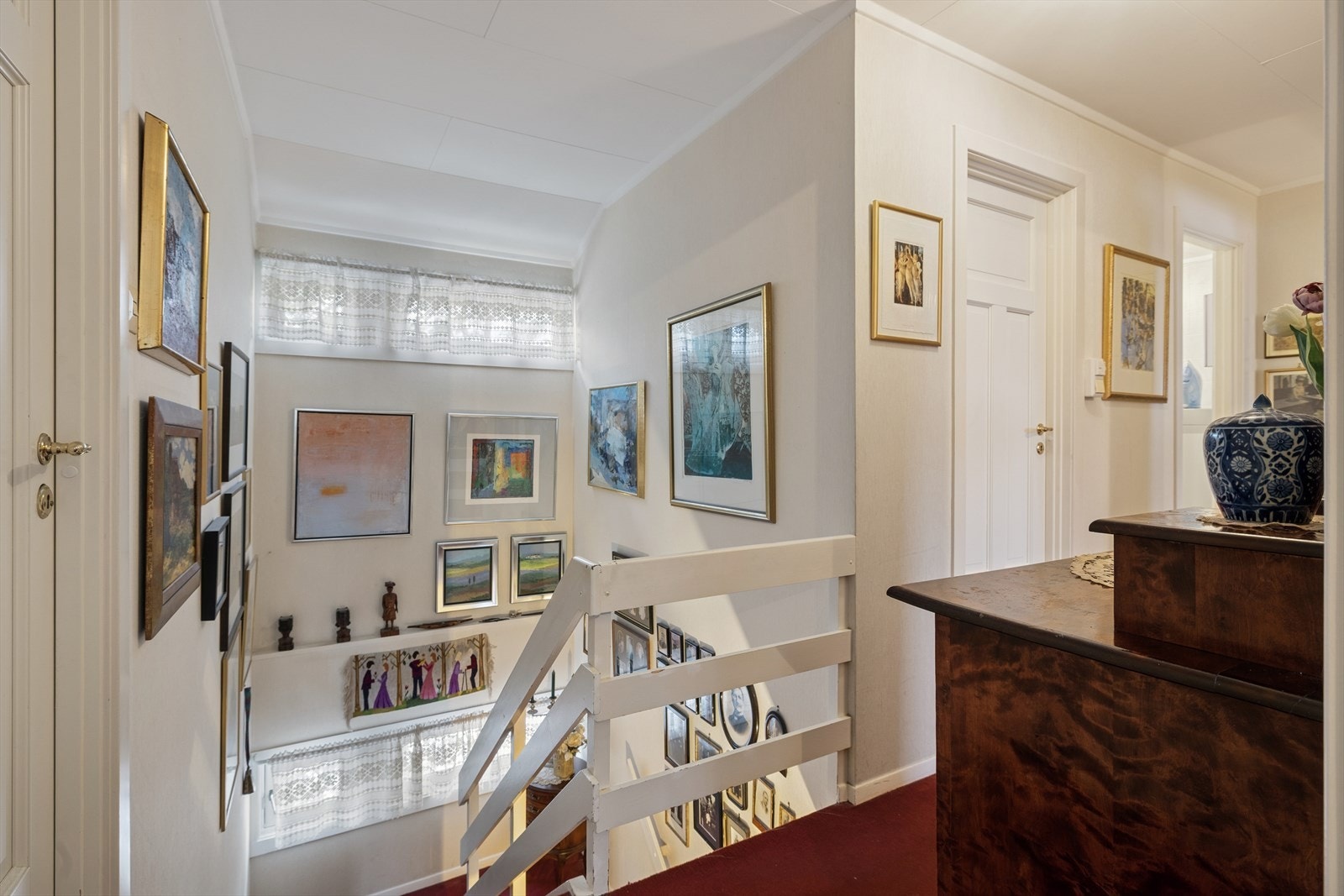 I 2.etg. finner vi boligens 3 soverom, kontor, wc, og to bad. Galleribilde