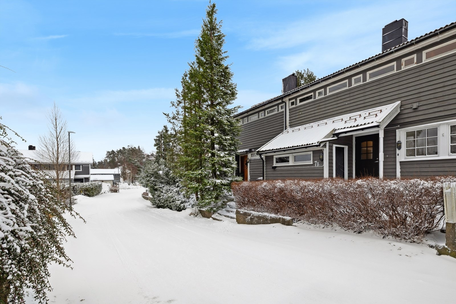 Wolframveien 7A er et enderekkehus med en sentrumsnær og solrik beliggenhet i et attraktivt og barnevennlig boligområde på Tinnheia. Galleribilde