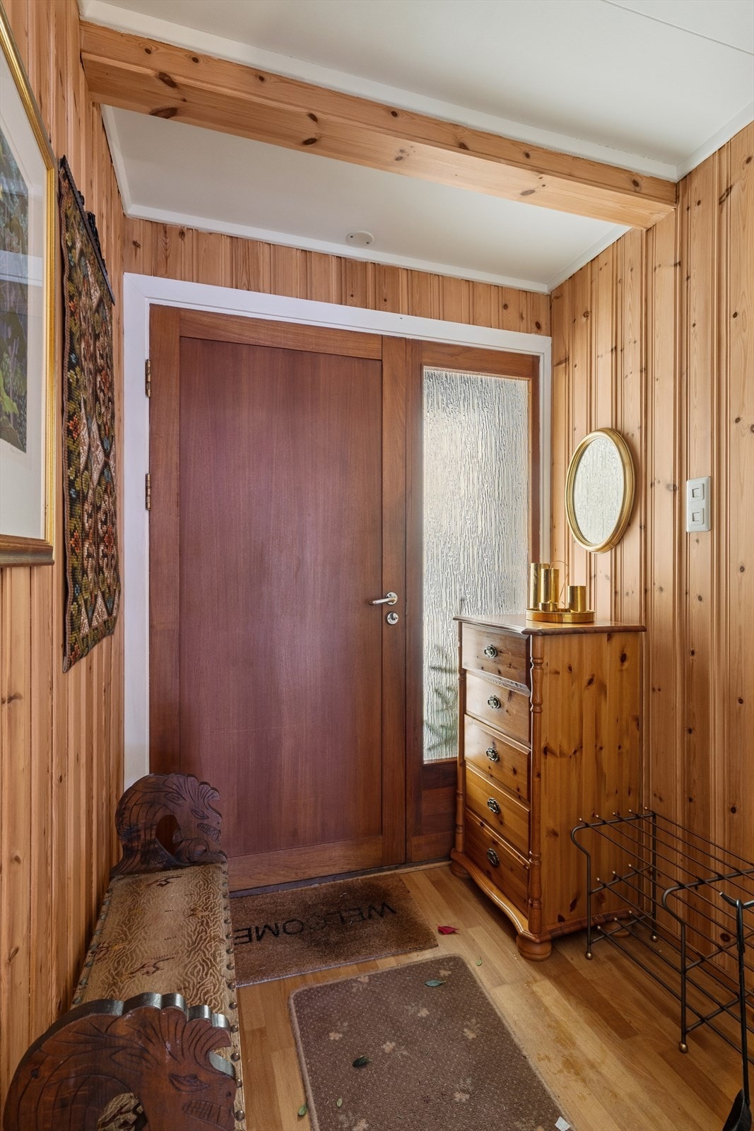 Romslig gang med god plass til å henge fra seg yttertøy og sko. Galleribilde