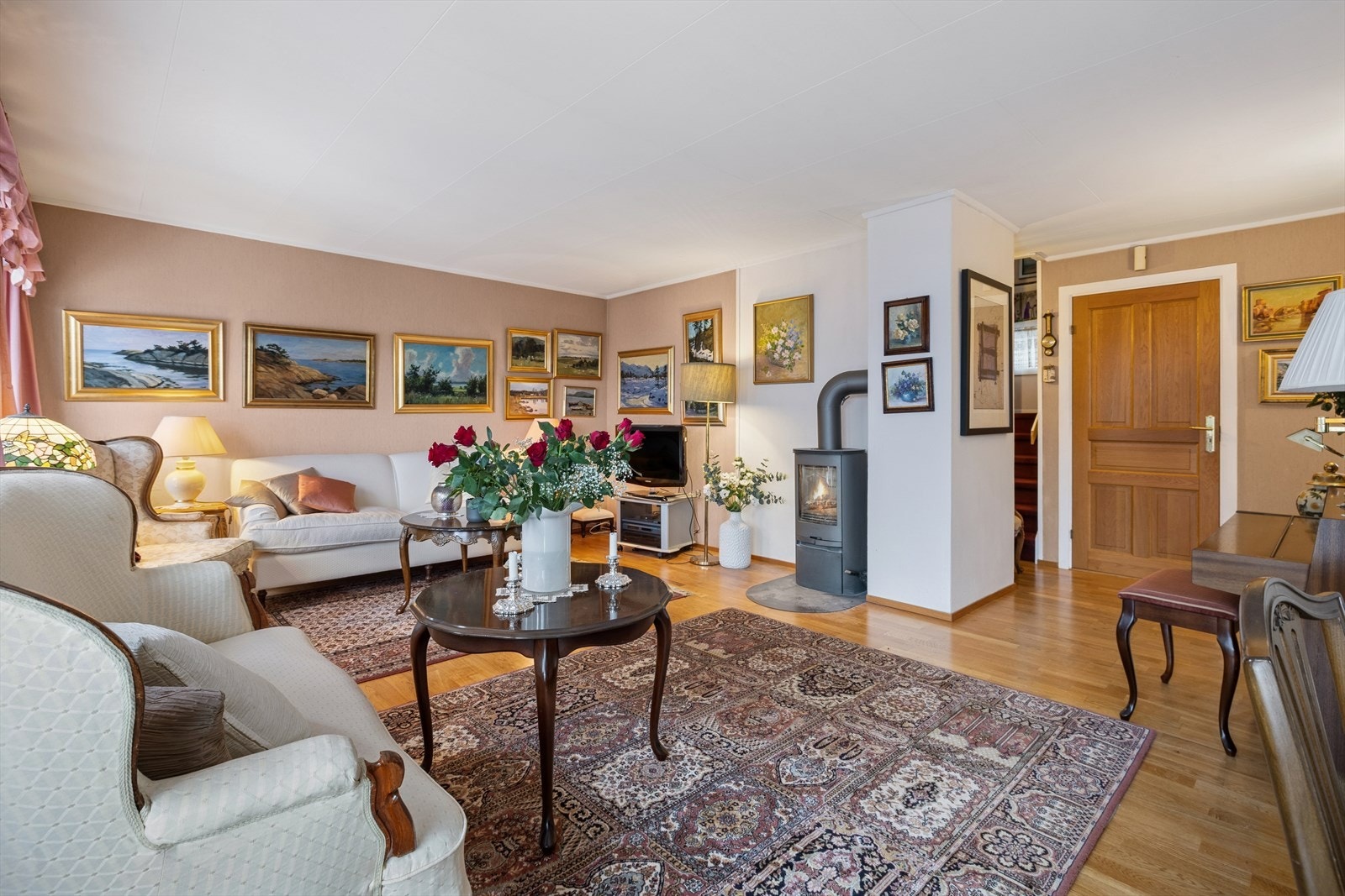 Innredning i klassisk stil gir et unikt preg på boligen. Galleribilde