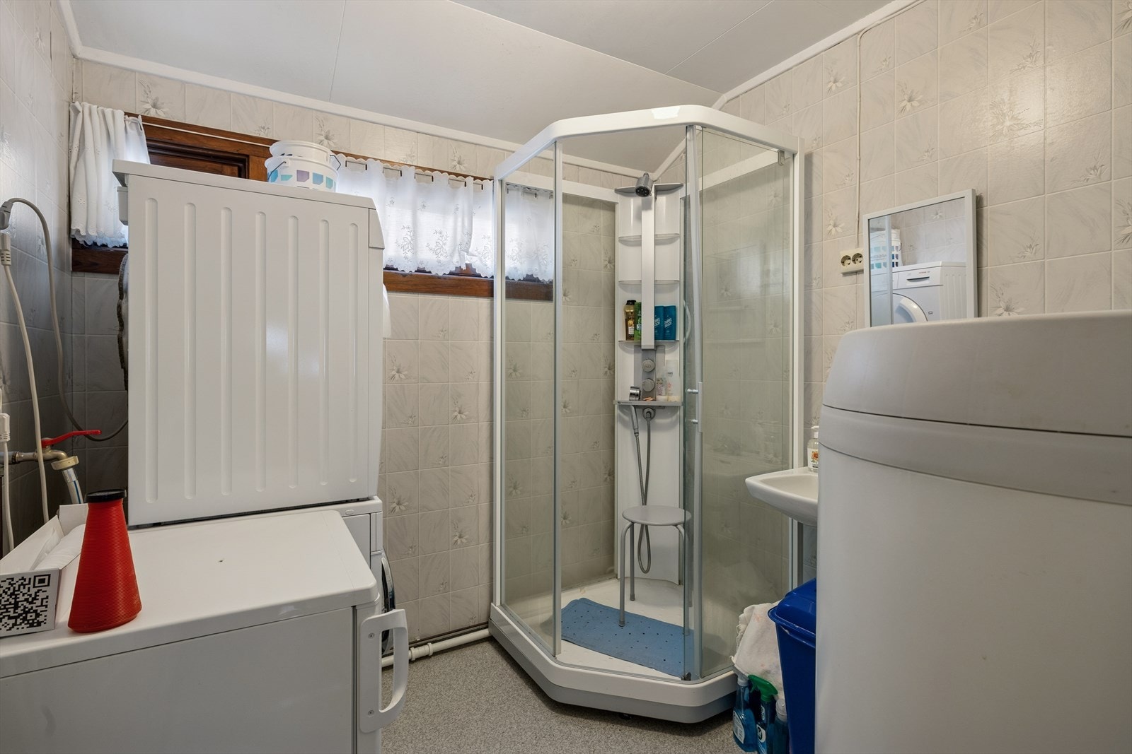 Bad/vaskerom med opplegg for vask og tørk, samt dusjkabinett. Galleribilde