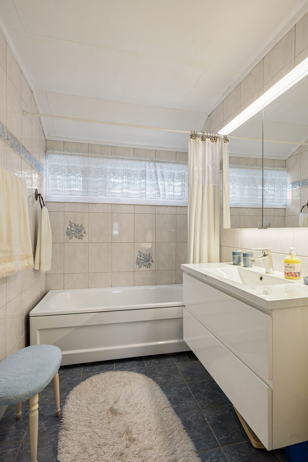 Baderom med servant og badekar. Galleribilde