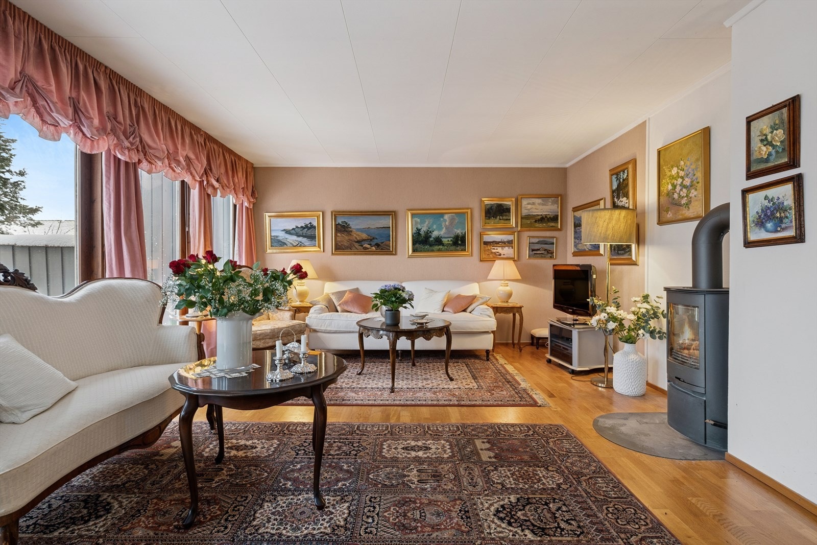 Tidløs eleganse med originale detaljer - et rom som venter på din personlige touch. Galleribilde