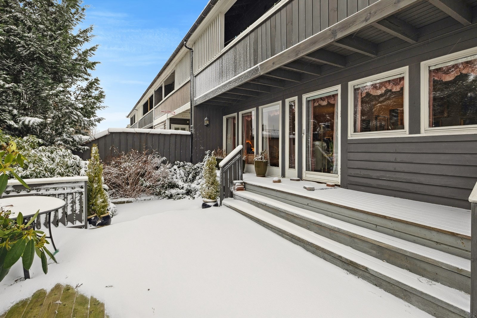 Fra stuen er det utgang til solrik, sørvendt terrasse og hage. Galleribilde