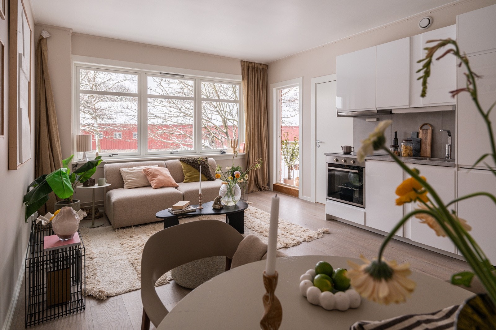 God standard med moderne enstavs laminat fra 2020 på gulv og glatte overflater malt i en innbydende farge. Galleribilde