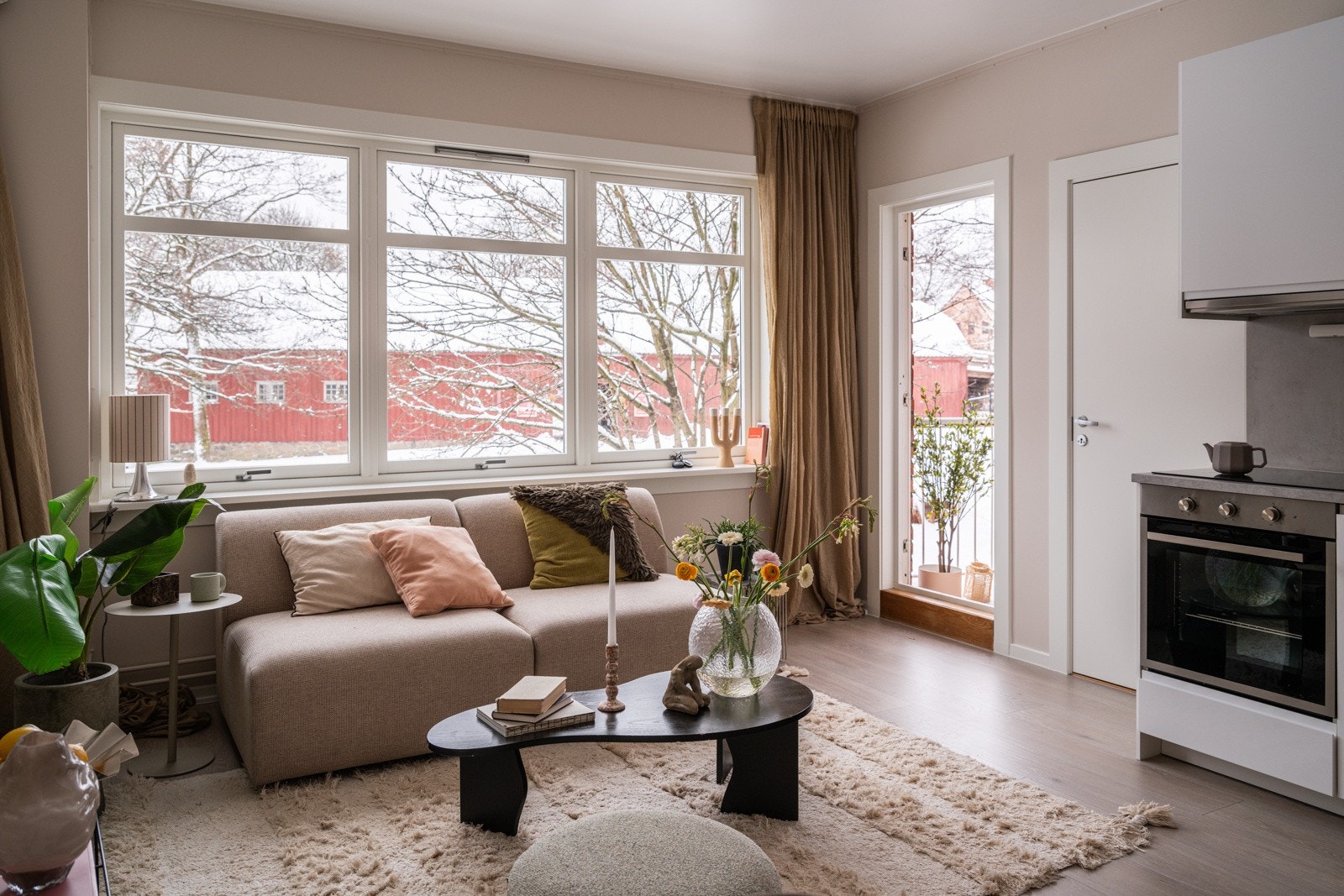 De store vindusflatene sørger for rikelig med naturlig lys og gir en god romfølelse. Galleribilde