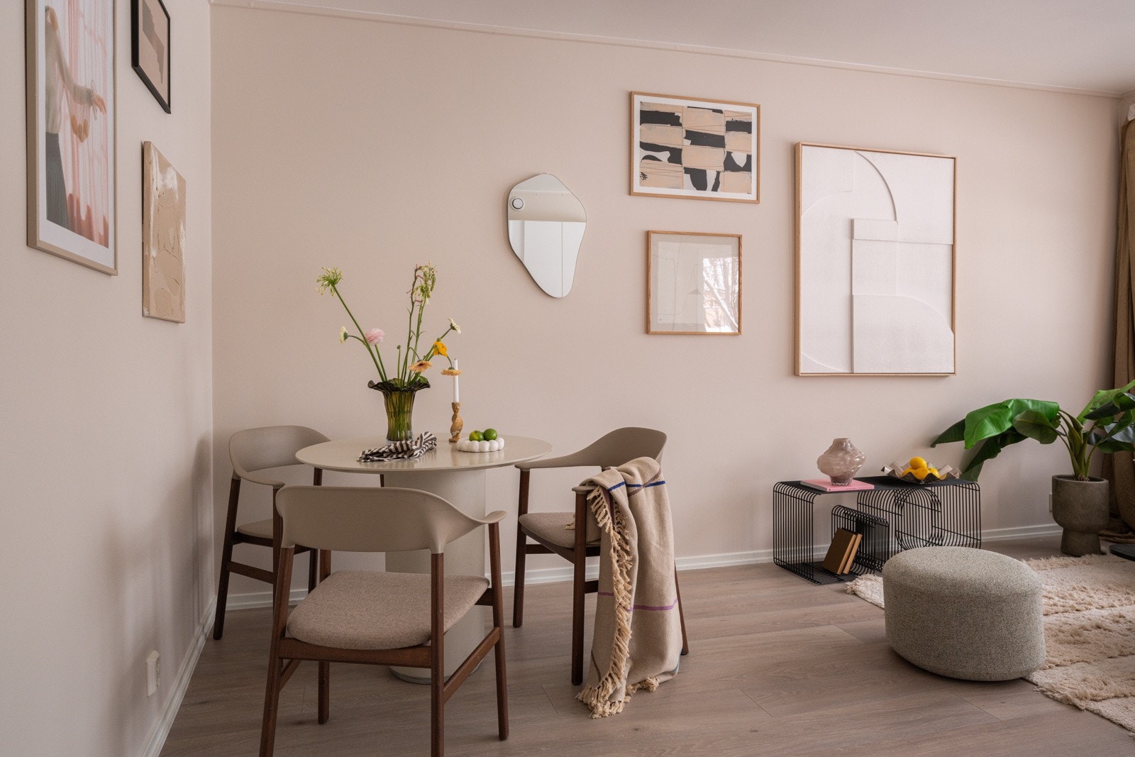 En lys, fin og luftig 2-roms leilighet som er moderne oppusset i 2020. Galleribilde