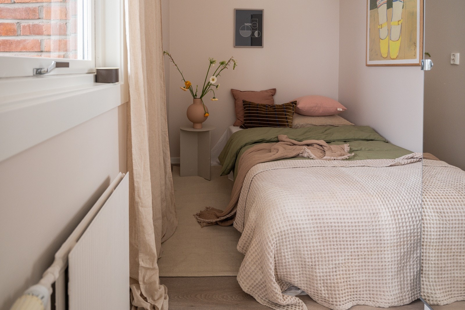 Soverommet har en bredde på ca. 185 cm som gir naturlig plass til dobbeltseng med tilhørende nattbord. Galleribilde