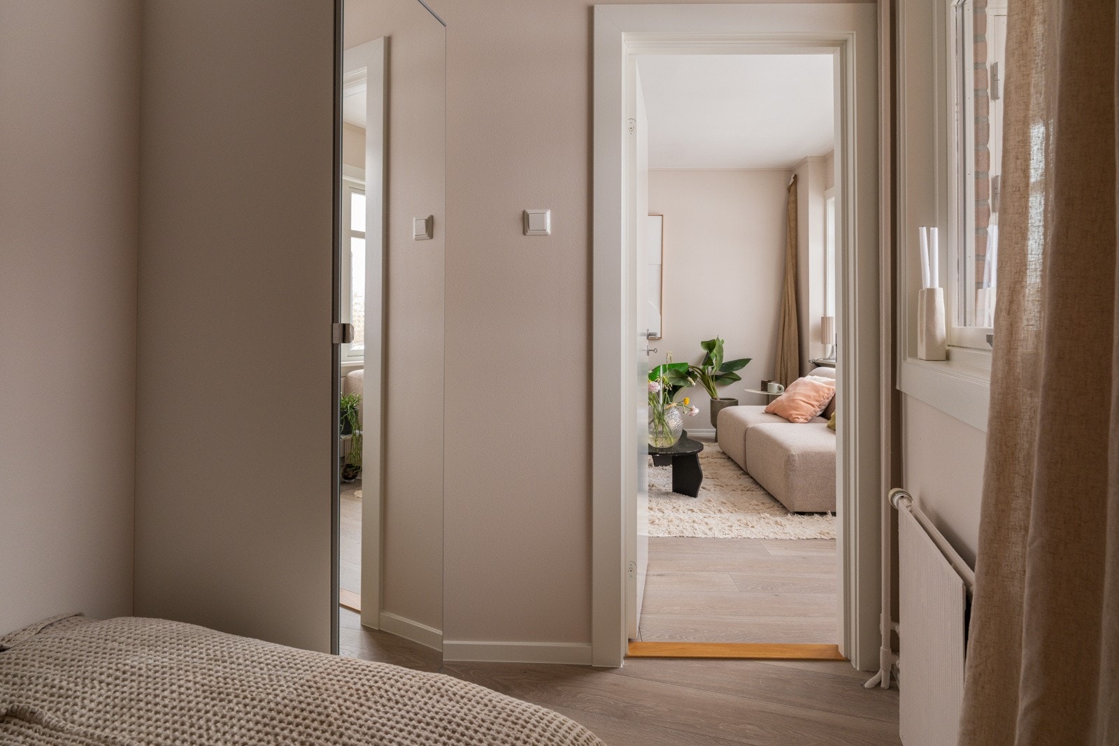 Det er også oppbevaringsplass i medfølgende garderobeskap med speildør. Galleribilde