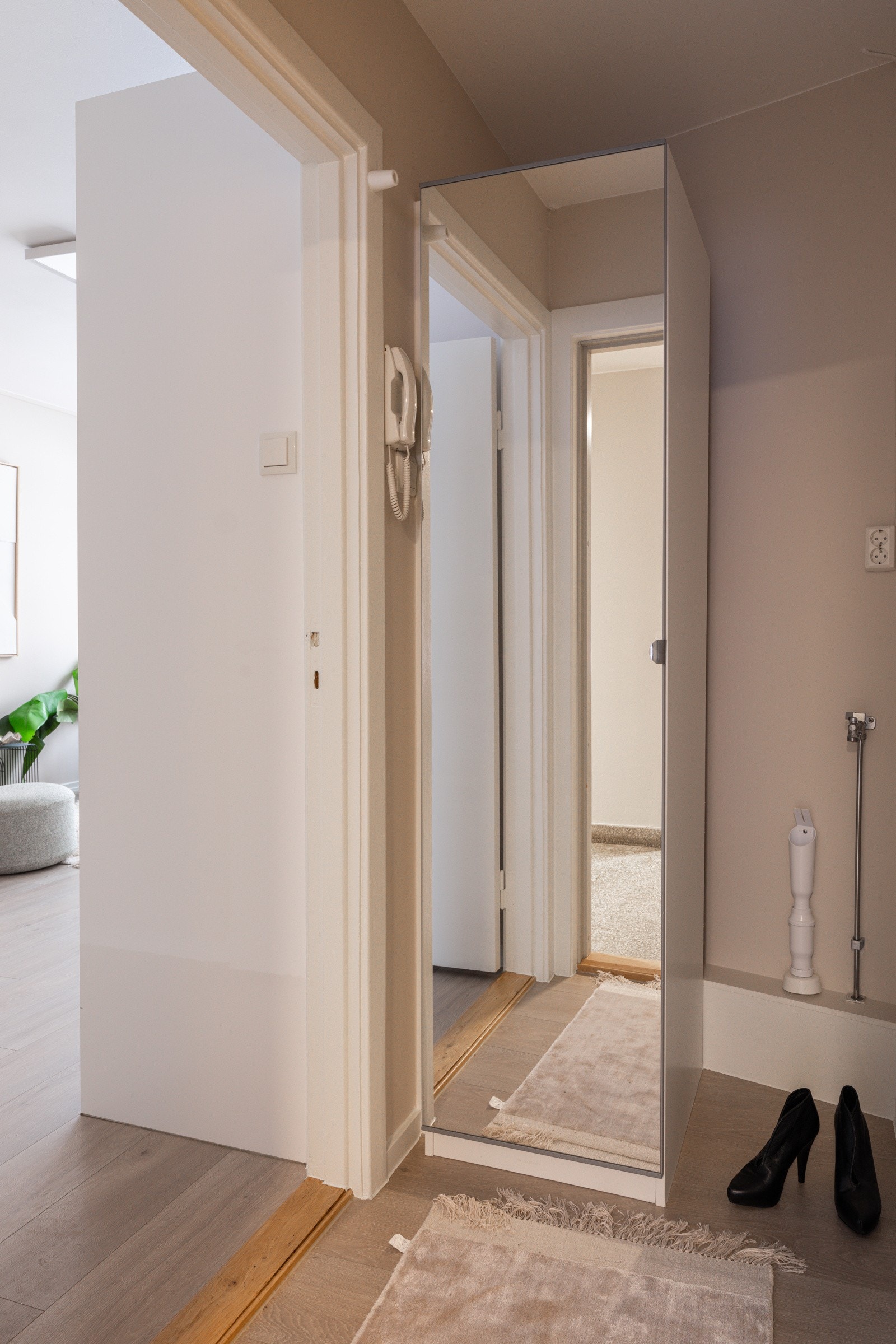 I entréen har du plass til sko og yttertøy i medfølgende garderobeskap med speildør. Ved siden av garderobeskapet er det plass og opplegg for vaskemaskin. Galleribilde