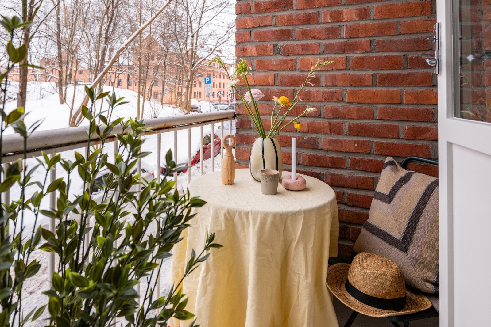 Balkongen er overbygget, har støpt dekke og plass til et koselig kafésett. Galleribilde