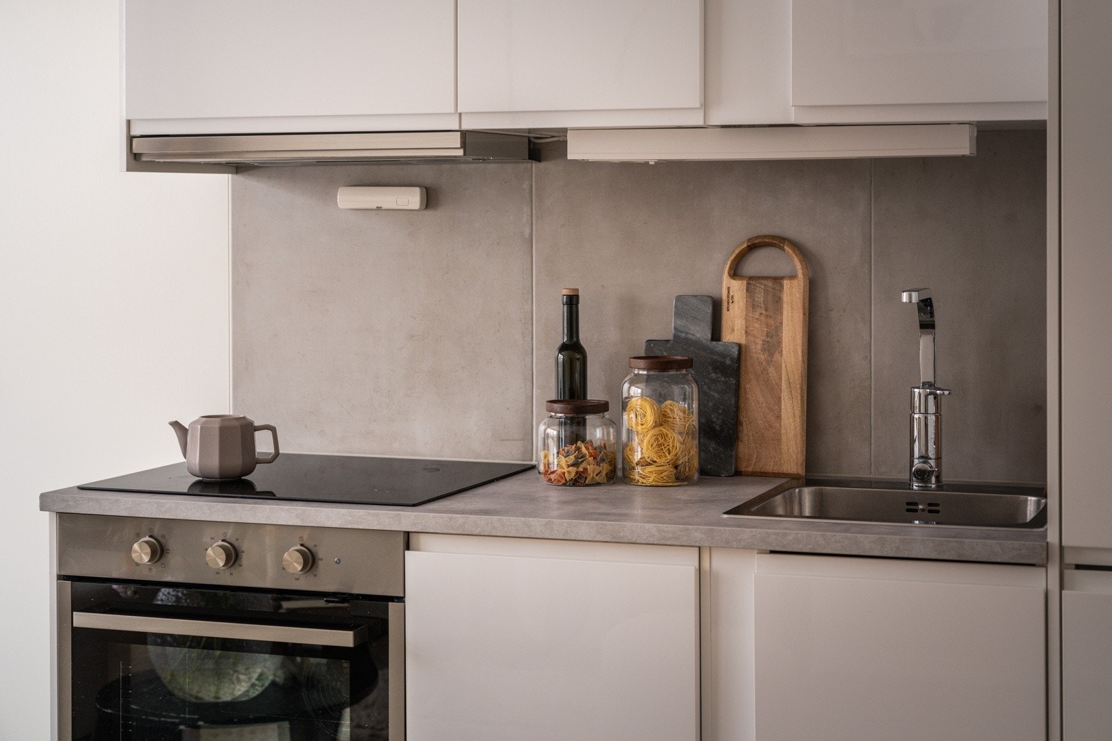 Kjøkkenet er fullt utstyrt med medfølgende integrerte hvitevarer som nedfelt platetopp, stekeovn og oppvaskmaskin og kjøleskap med frysedel. Alle hvitevarer medfølger. Det er kjøkkenventilator med kullfilter. Galleribilde